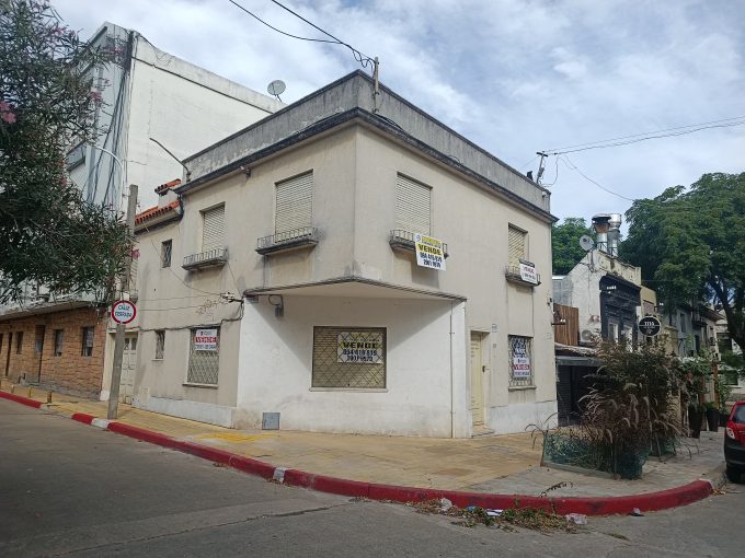 EXCELENTE ESQUINA BRITO DEL PINO 2 PLANTAS GARAJE