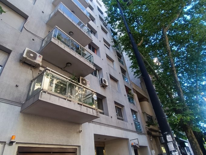 Excelente al frente amplio luminoso Avda 18 de Julio y Bulevar Artigas