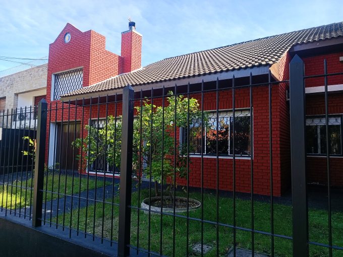 EXCELENTE CALLE ARAUCANA A 3 DE RAMBLA PADRON UNICO 2 PLANTAS GARAJE 2 AUTOS JARDIN FONDO PARRILLERO