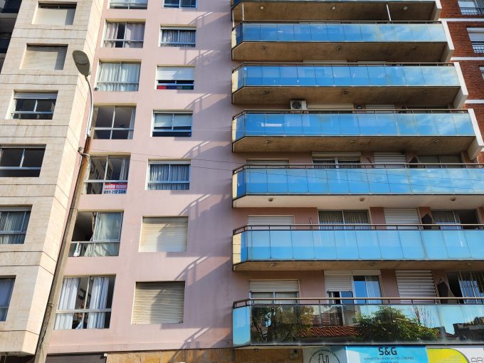 EXCELENTE JULIO CESAR Y 26 DE MARZO BARBACOA PISCINA SOLARIUM SAUNA APARATOS