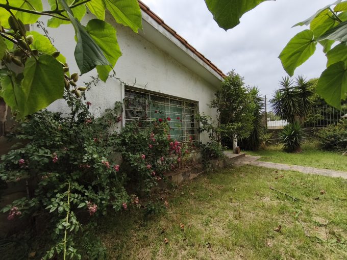 EXCELENTE PADRON UNICO ATLANTIDA CON JARDIN FONDO GARAJE PARRILLERO