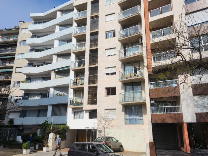 EXCELENTE P. CARRETAS CORONEL MORA 6 TO PISO AL FRENTE 2 GARAJES